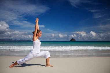Kafkas kadın pratik Yoga tropic Okyanusu'nun sahil