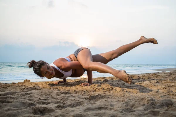 Doğal görünümlü hamile kadın seashore Yoga pratik bir