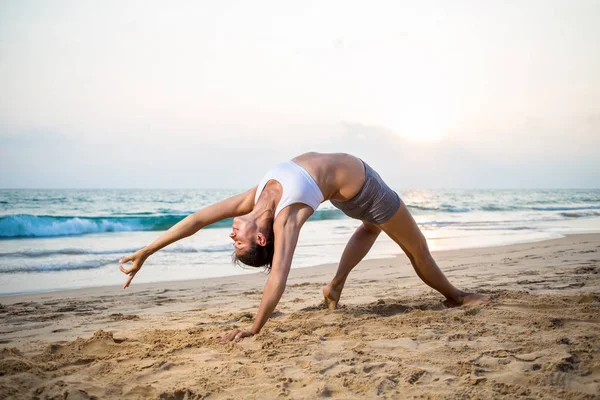 Doğal görünümlü hamile kadın seashore Yoga pratik bir