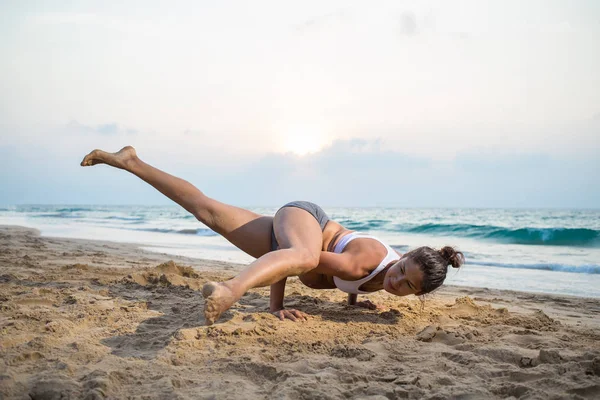 Doğal görünümlü hamile kadın seashore Yoga pratik bir