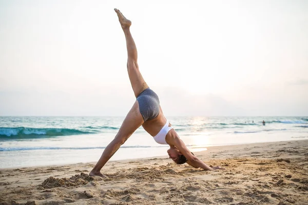 Doğal görünümlü hamile kadın seashore Yoga pratik bir