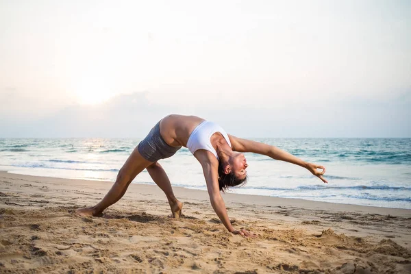Doğal görünümlü hamile kadın seashore Yoga pratik bir