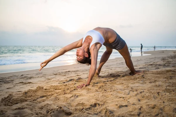 Doğal görünümlü hamile kadın seashore Yoga pratik bir