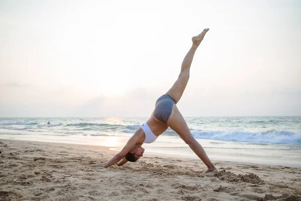 Doğal görünümlü hamile kadın seashore Yoga pratik bir