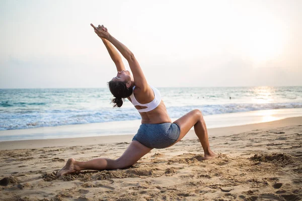 Doğal görünümlü hamile kadın seashore Yoga pratik bir