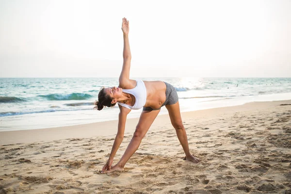Doğal görünümlü hamile kadın seashore Yoga pratik bir