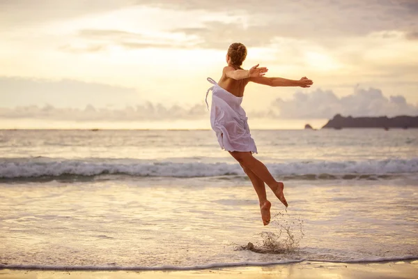 Jeune femme joue à la mer — Photo
