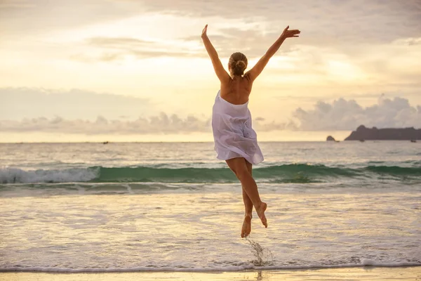 Genç kadın denizde çalış