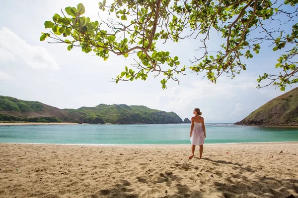 Kadın geri kalan deniz sahilinde alır.
