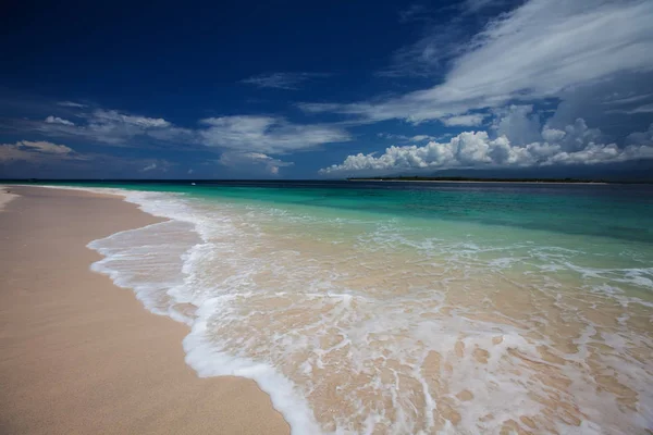 Vista panorámica del océano Índico en Indonesia, isla Lombok — Foto de Stock