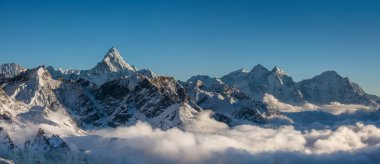 Khumbu Vadisi'nde Himalayaların harika panoramik manzaralar