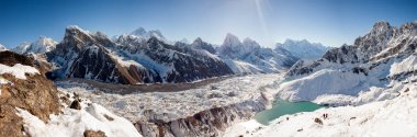 Khumbu Vadisi'nde Himalayaların harika panoramik manzaralar