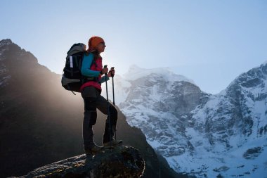Trekker Everest saha kampı bir yolda Khumbu Vadisi'nde