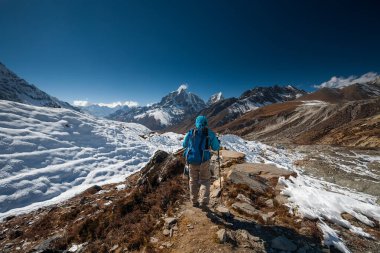 Trekker Everest saha kampı bir yolda Khumbu Vadisi'nde