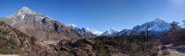 Great panoramic landscapes of the Himalayas in the Khumbu Valley — Stock Photo, Image