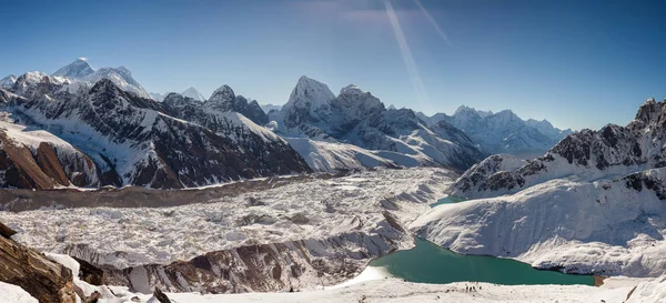 Большой панорамный пейзаж Гималаев в долине Кхумбу — стоковое фото