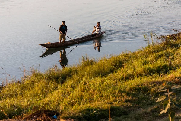 November 17, 2013 - men are fishing on Rapti river at the border — Stock Photo, Image