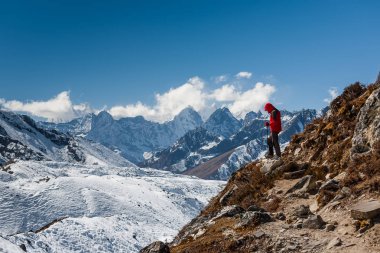 Trekker Everest saha kampı bir yolda Khumbu Vadisi'nde
