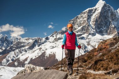 Trekker Everest saha kampı bir yolda Khumbu Vadisi'nde