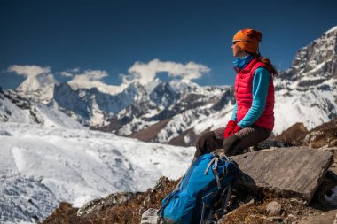 Trekker Everest saha kampı bir yolda Khumbu Vadisi'nde
