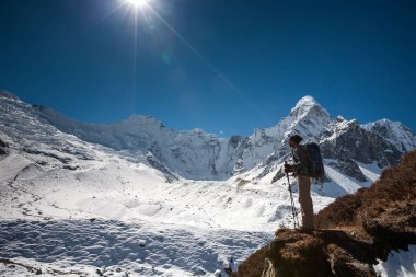 Trekker Everest saha kampı bir yolda Khumbu Vadisi'nde