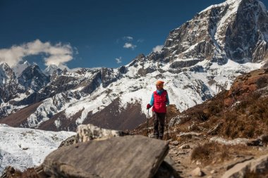 Trekker Everest saha kampı bir yolda Khumbu Vadisi'nde