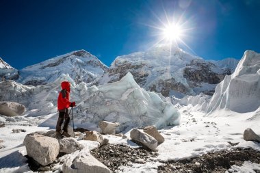 Trekkes kamera büyük buzul fro düşen önünde poz
