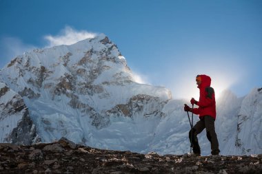 Trekker Everest saha kampı bir yolda Khumbu Vadisi'nde