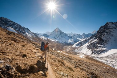 Abadablan önünde Khumbu Vadisi'nde Trekker mount bir yolda