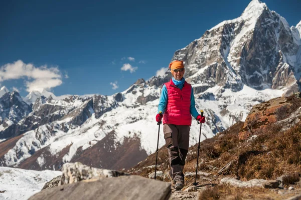 Trekker Everest saha kampı bir yolda Khumbu Vadisi'nde