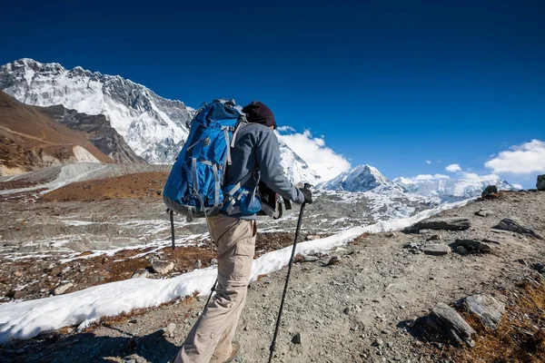 Trekker w dolinie Khumbu na drodze do Everest Base camp — Zdjęcie stockowe
