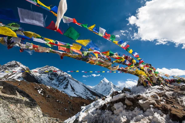 纪念所有那些死在攀登珠穆朗玛峰，昆布，尼泊尔时 — 图库照片
