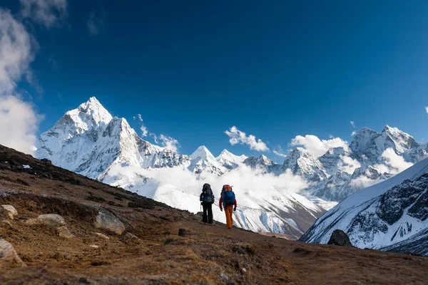 Trekkers acercándose al monte Amadablan en el valle de Khumbu en un camino t — Foto de Stock