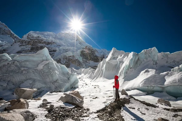 Trekkes pozează la camera foto în fața unui ghețar uriaș care se încadrează — Fotografie, imagine de stoc