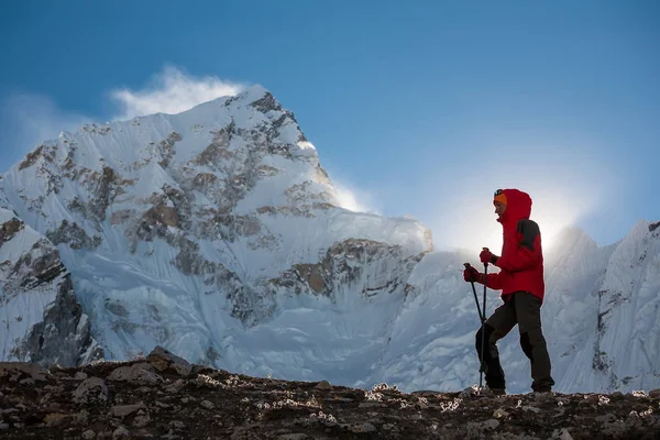 Trekker Everest saha kampı bir yolda Khumbu Vadisi'nde