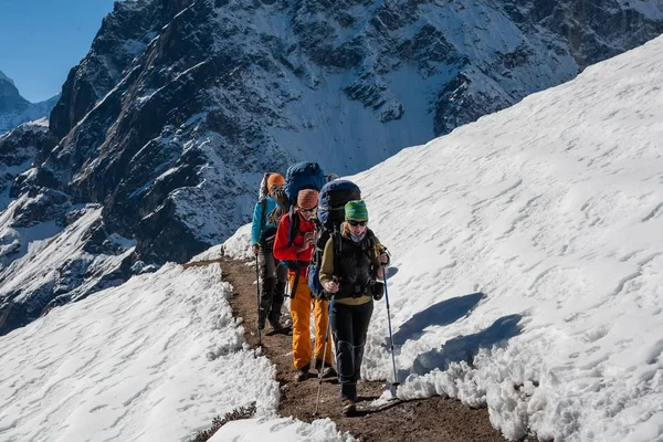 Trekkers estão no vale de Khumbu a caminho do acampamento base do Everest — Fotografia de Stock