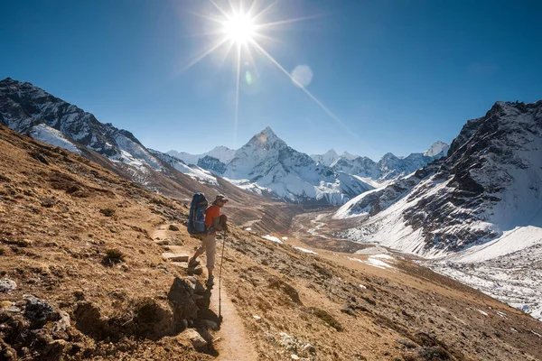 Abadablan önünde Khumbu Vadisi'nde Trekker mount bir yolda