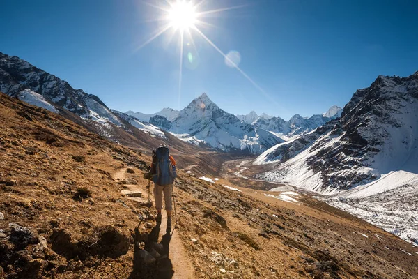 Trekker no vale de Khumbu em frente ao monte Abadablan em uma maneira de — Fotografia de Stock