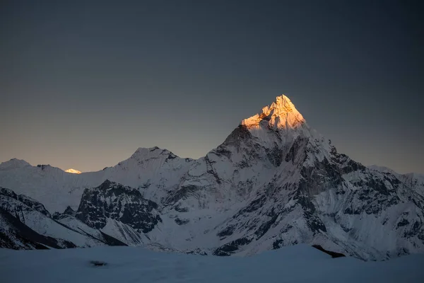 Szczyt Amadablam o zachodzie słońca w dolinie Khumbu w Nepal, Himalaje — Zdjęcie stockowe
