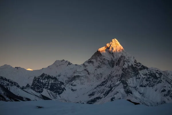 Amadablam αιχμής στο ηλιοβασίλεμα στην κοιλάδα Κούμπου, Νεπάλ, Ιμαλάια — Φωτογραφία Αρχείου