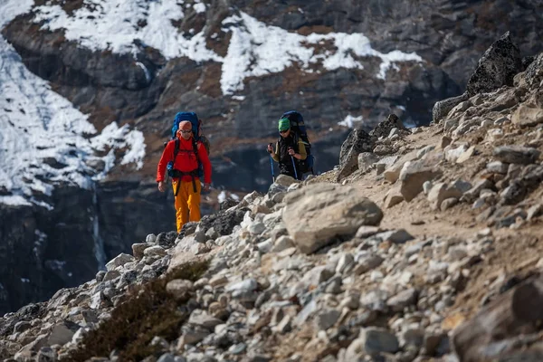 Trekker Everest saha kampı bir yolda Khumbu Vadisi'nde