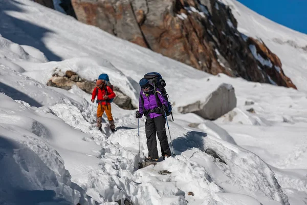 Trekkers che attraversano il passo di Cho La nella regione dell'Everest, Nepal — Foto Stock