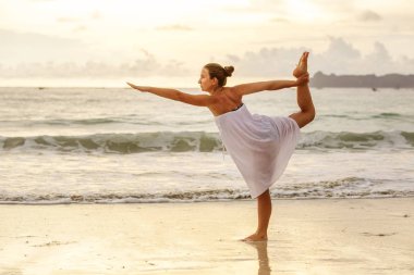 Kafkas kadın pratik Yoga tropic Okyanusu'nun sahil