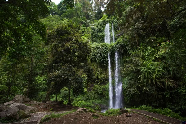 Hermosa cascada cerca de Rinjani, Senaru, Lombok, Indonesia —  Fotos de Stock