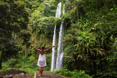 kadın meditasyon yoga şelaleler arasında yaparken