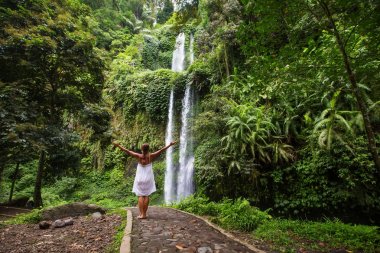 kadın meditasyon yoga şelaleler arasında yaparken