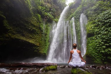 kadın meditasyon yoga şelaleler arasında yaparken