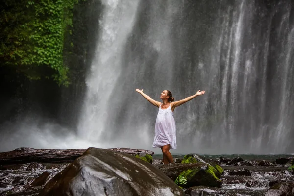 Donna che medita facendo yoga tra le cascate — Foto Stock