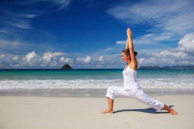 Kafkas kadın pratik Yoga tropic Okyanusu'nun sahil