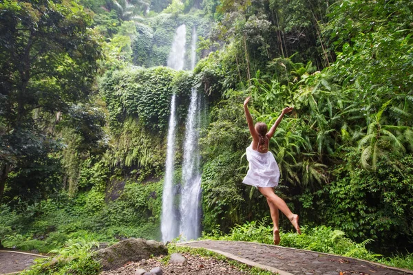 Wanita bermeditasi melakukan yoga antara air terjun — Stok Foto